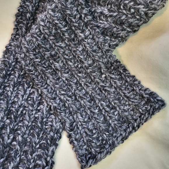 Hand Crafted chunky knit unisex charcoal gray ribbed scarf - Picture 5 of 6